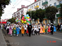 Торжественное шествие участников Дожинок-2006 по улице Советской
